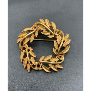 Vintage Signed Napier Gold Tone Leaf Vine Wreath 1.75” Brooch Pin